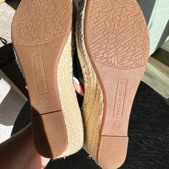 Gentle Souls by Kenneth Cole. Black espadrille, size 7.5. - Picture 5 of 5